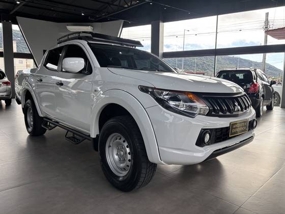 MITSUBISHI L200 TRITON 2.4 16V TURBO DIESEL GL CD 4X4 MANUAL MITSUBISHI L200 TRITON 2.4 16V TURBO DIESEL GL CD 4X4 MANUAL